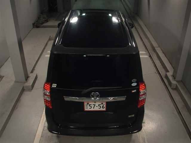 TOYOTA NOAH 2010