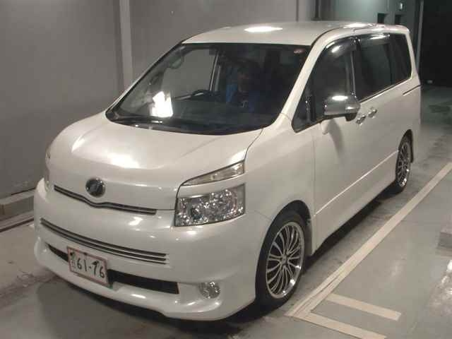 TOYOTA VOXY 2010