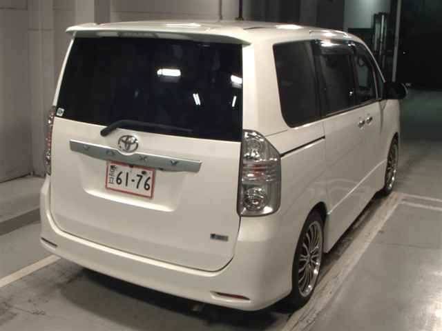 TOYOTA VOXY 2010