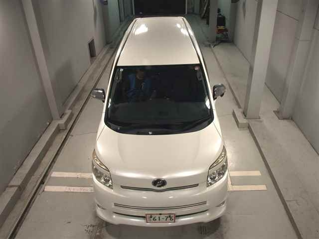 TOYOTA VOXY 2010