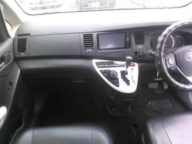TOYOTA ISIS 2013