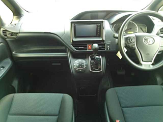 TOYOTA VOXY 2017