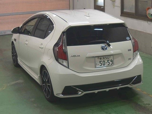 TOYOTA AQUA 2015