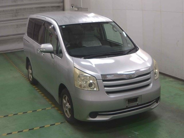 TOYOTA NOAH 2010