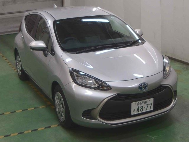 TOYOTA AQUA 2024