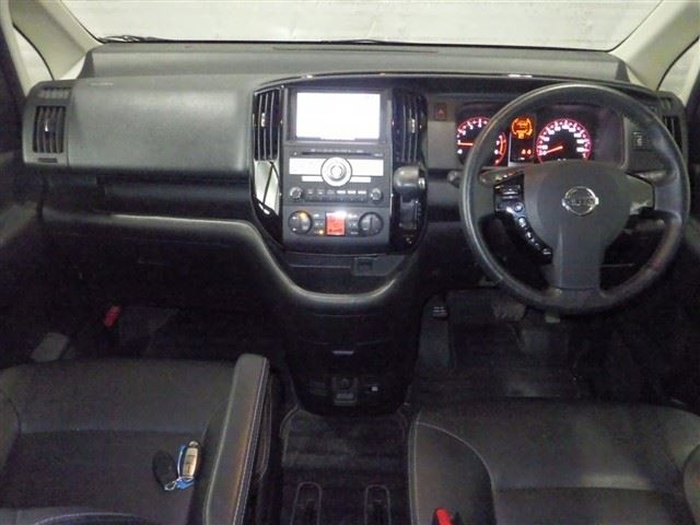 NISSAN SERENA 2010