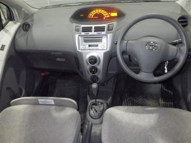 TOYOTA VITZ 2010