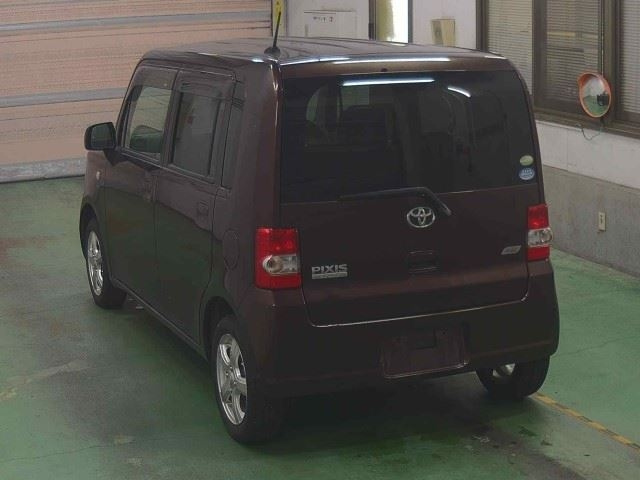 TOYOTA PIXIS SPACE 2011