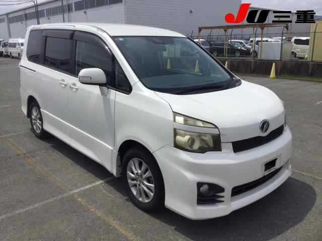 TOYOTA VOXY 2010