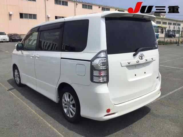 TOYOTA VOXY 2010