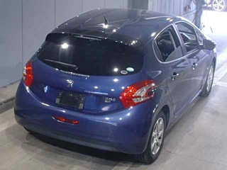 PEUGEOT 208 2015