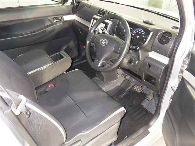 TOYOTA PIXIS SPACE 2011
