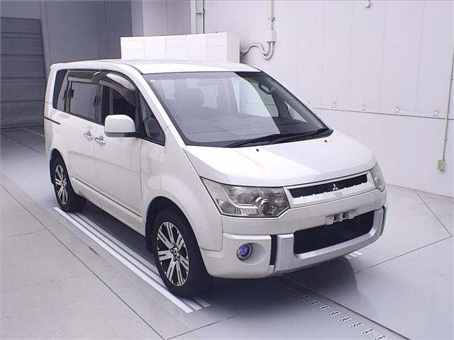 MITSUBISHI DELICA D5 2011
