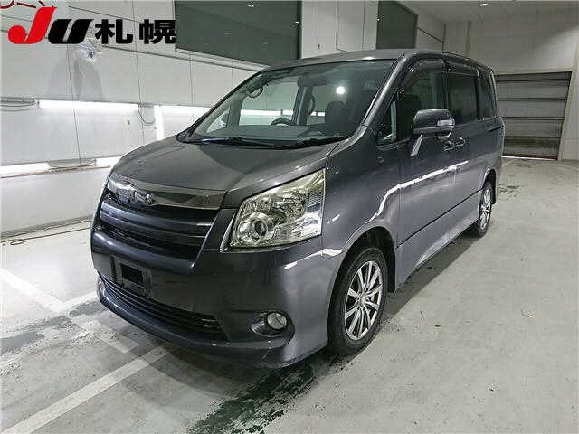 TOYOTA NOAH 2010
