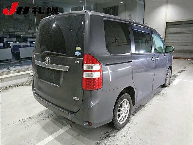 TOYOTA NOAH 2010