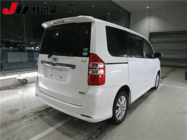 TOYOTA NOAH 2012