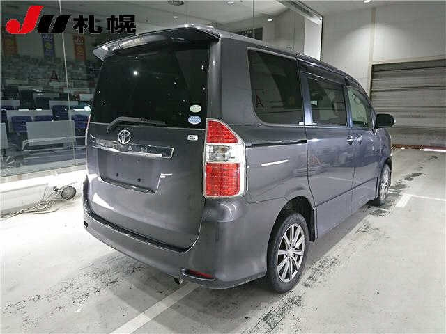 TOYOTA NOAH 2010