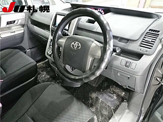 TOYOTA NOAH 2010