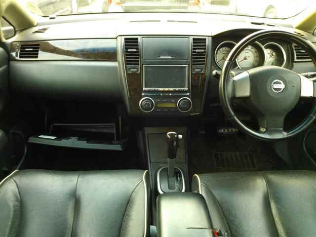 NISSAN TIIDA 2010