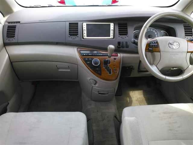 TOYOTA ISIS 2010