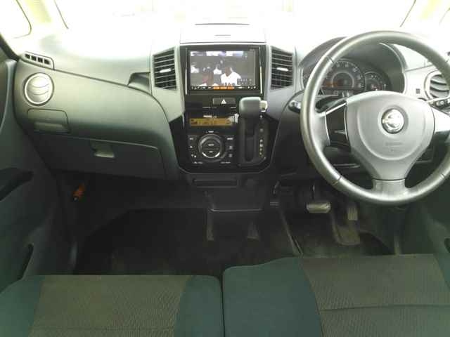 NISSAN ROOX 2013