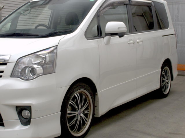 TOYOTA NOAH 2012