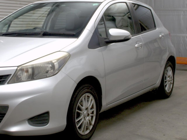 TOYOTA VITZ 2011