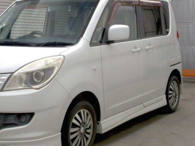 MITSUBISHI DELICA D2 2011