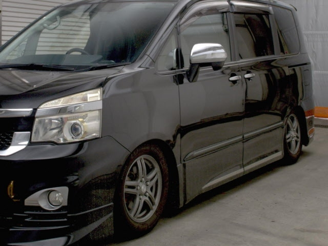 TOYOTA VOXY 2013