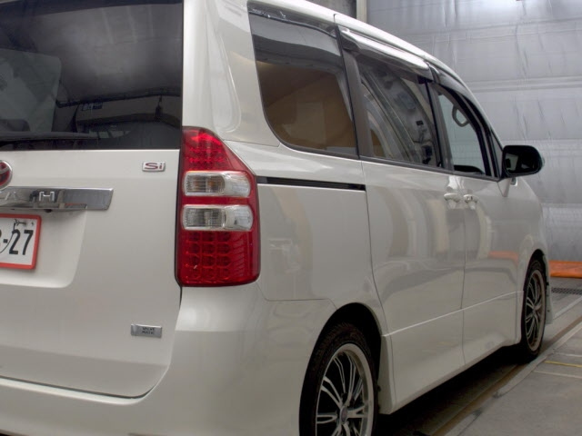 TOYOTA NOAH 2012