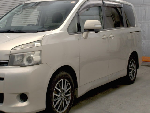 TOYOTA VOXY 2011
