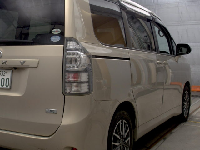 TOYOTA VOXY 2011