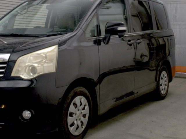 TOYOTA NOAH 2010