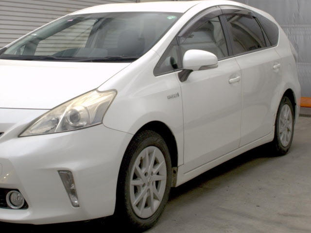 TOYOTA PRIUS ALPHA 2011