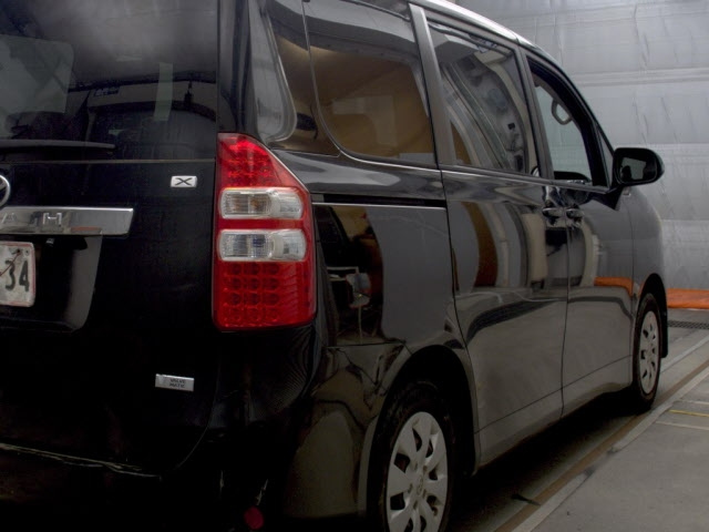 TOYOTA NOAH 2010