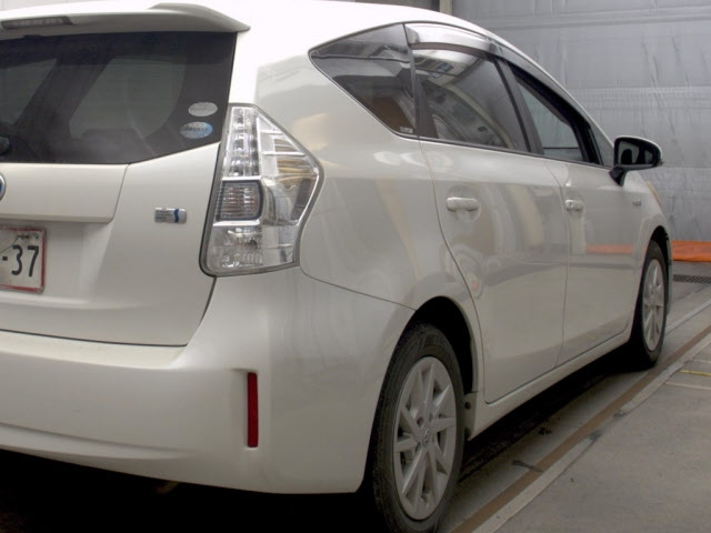 TOYOTA PRIUS ALPHA 2011