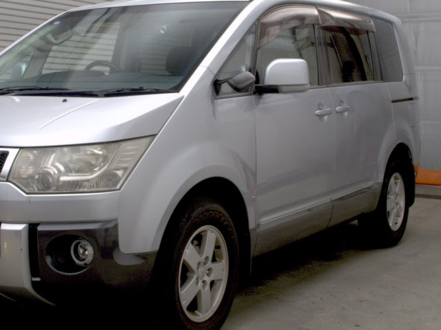 MITSUBISHI DELICA D5 2011