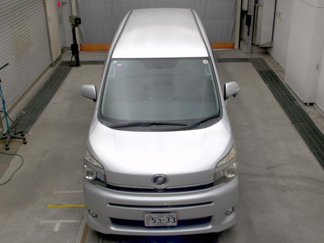 TOYOTA VOXY 2010