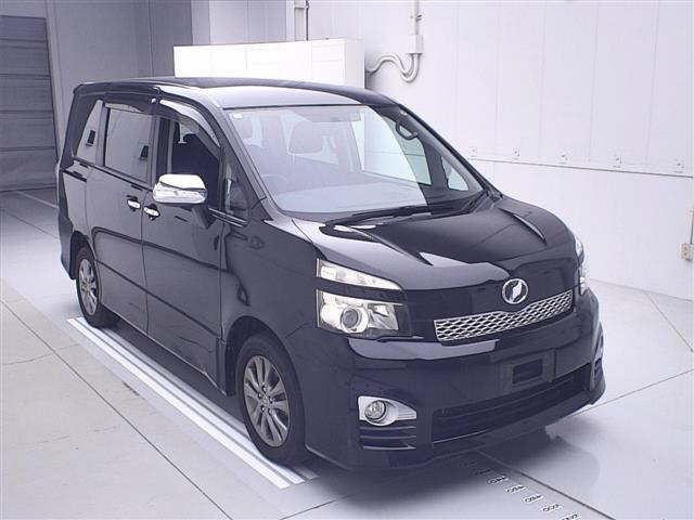 TOYOTA VOXY 2010