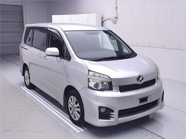 TOYOTA VOXY 2010