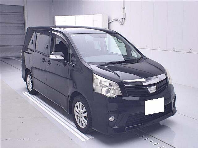 TOYOTA NOAH 2011