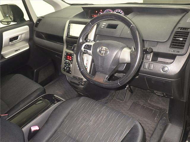 TOYOTA NOAH 2011