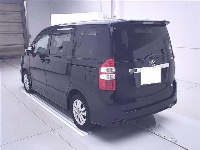 TOYOTA NOAH 2011