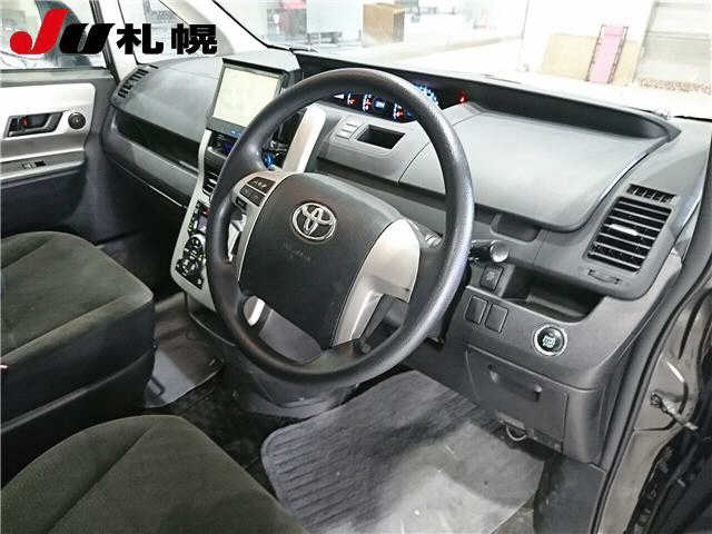 TOYOTA NOAH 2010