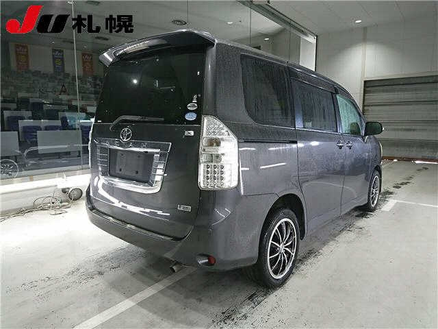 TOYOTA NOAH 2010