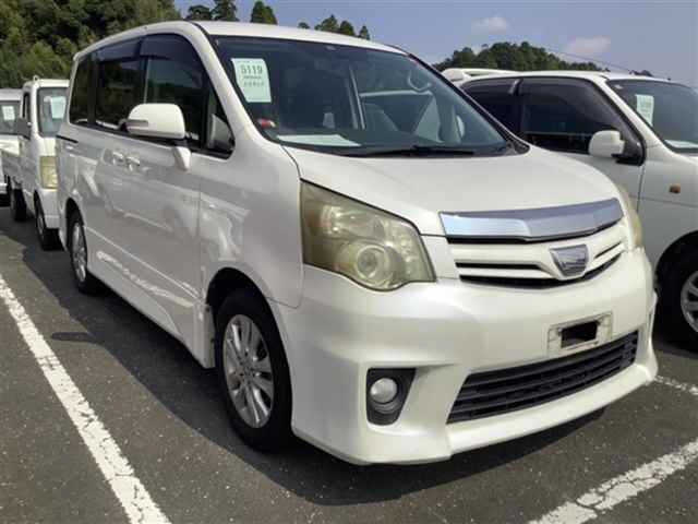 TOYOTA NOAH 2010