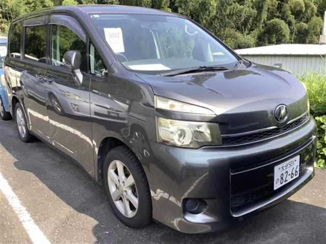 TOYOTA VOXY 2013