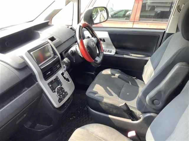 TOYOTA NOAH 2010