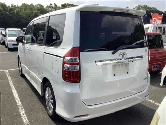 TOYOTA NOAH 2010