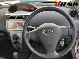 TOYOTA VITZ 2010